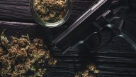 EEUU evaluará si fumadores de marihuana pueden poseer armas