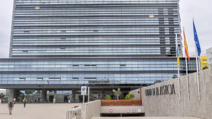 Juzgan a una pareja por intentar quemar una vivienda mientras rezaban: "Llega la hora de vuestra muerte, a sufrir"