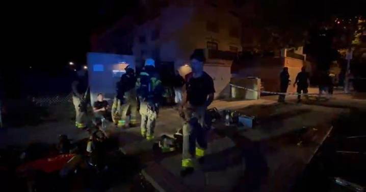 Los Bomberos de Granada rodean la vivienda en la que se producido una explosión de gas en Atarfe