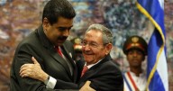 Periodista de Fox señala a Cuba y Venezuela como ejemplos del colapso del socialismo