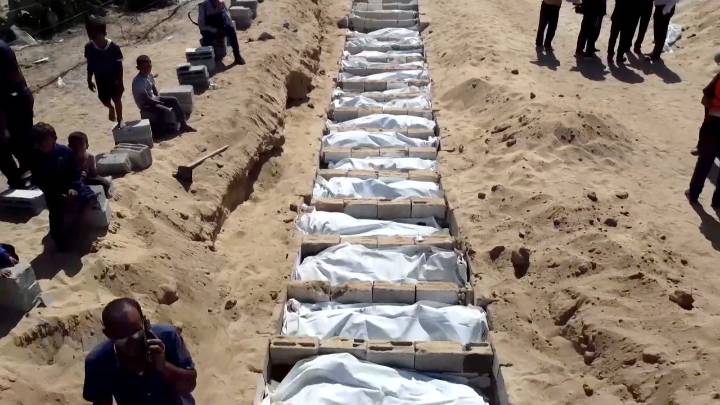 Vídeo: Gaza entierra en una fosa común a más de medio centenar de cuerpos sin identificar entregados por Israel