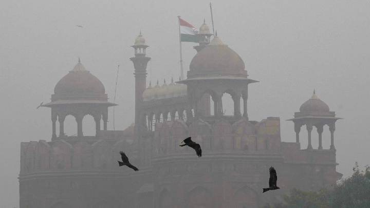 Delhi wakes up to toxic Tuesday, air quality severe after Diwali