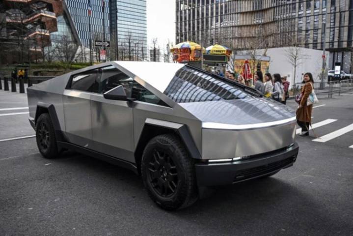 Familias demandan a Tesla por muerte de universitarios calcinados en accidente de Cybertruck