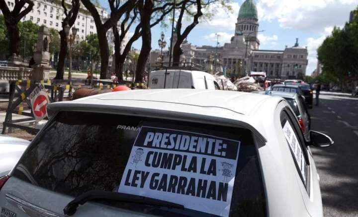 Milei no aplicará la Ley de Emergencia y el Garrahan hace un cacerolazo