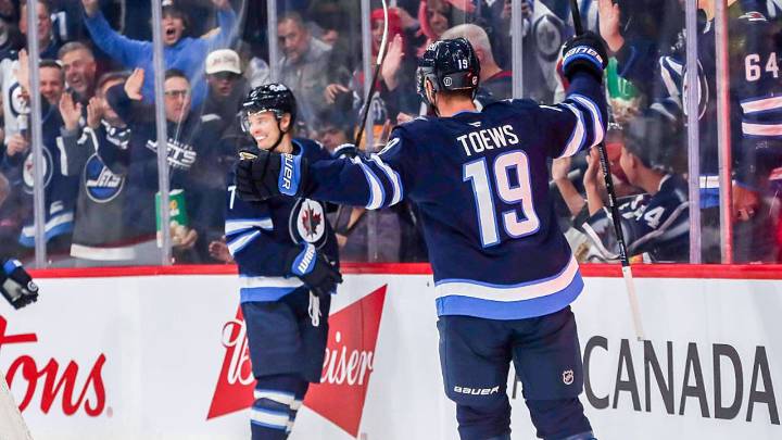 Jets beat Blackhawks 6-3 in Jonathan Toews' first game vs. his former team