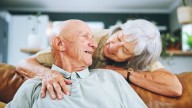 Por qué las mujeres viven más que los hombres; un estudio encuentra la respuesta en la evolución