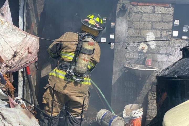Incendio en vivienda moviliza a bomberos de Corregidora