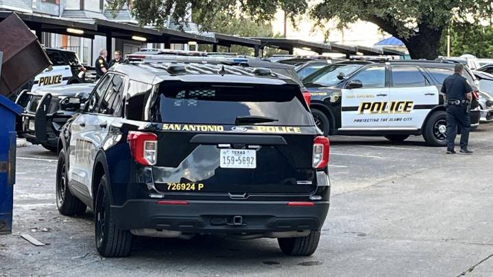 Woman in custody after cutting ex-boyfriend with knife when he came to drop off child, SAPD says