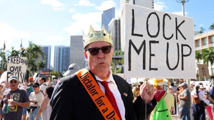 'No Kings' protest in downtown Miami brings crowds to Miami Freedom Tower