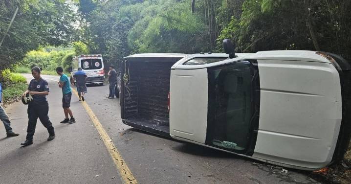 VOLCADURA DE CAMIONETA SOBRE LA CARRETERA TRAMO JALCOTÁN