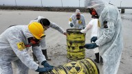 Falsos bidones radiactivos en una playa de Vigo para denunciar los residuos nucleares del Atlántico