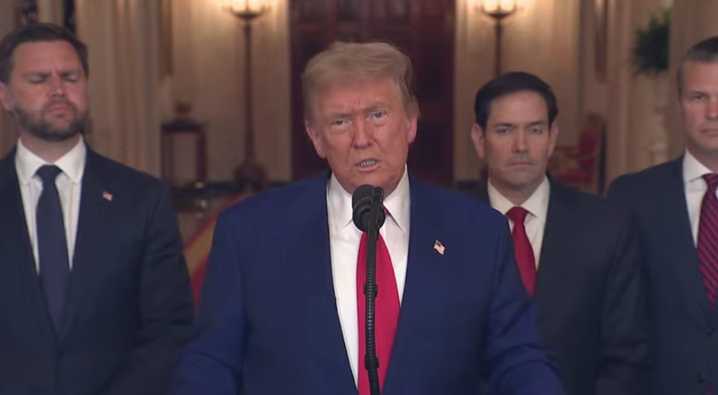 Trump insinúa que “le encantaría” un tercer mandato y promueve la dupla JD Vance