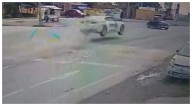 Patrulla pasa a toda velocidad un tope, vuela y choca contra un vocho en San Luis Potosí