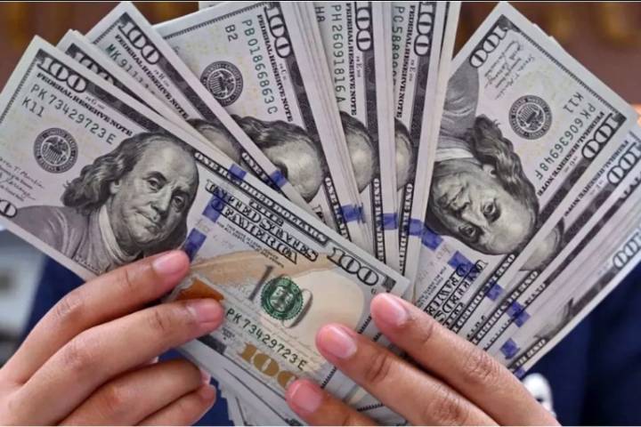 El dólar volvió a cerrar por debajo de los $1.400
