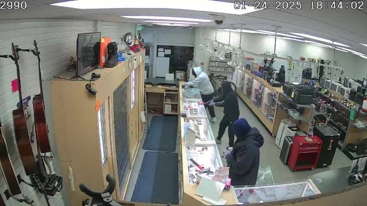 Robbers break into Seattle pawn shops with sledgehammer