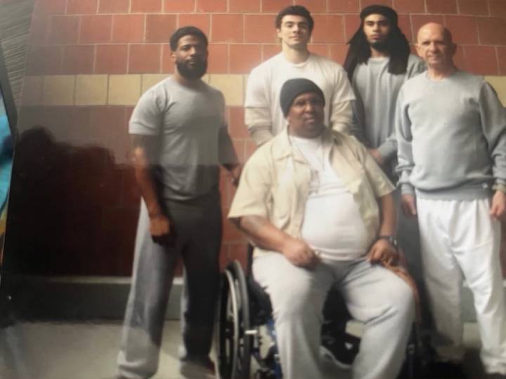 VIRAL: La foto de Hugo “El Pollo” Carvajal junto a Luigi Mangione en una prisión de EEUU