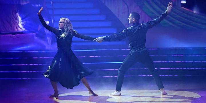 Elaine Hendrix Stuns 'DWTS' Judges With Emotional 'Defying Gravity' Performance on Wicked Night