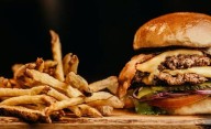 Receta de smash burgers con papas rústicas en casa