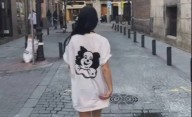 La irónica reacción de Lali Espósito tras el show de Milei: caminó por Madrid con una remera de payaso