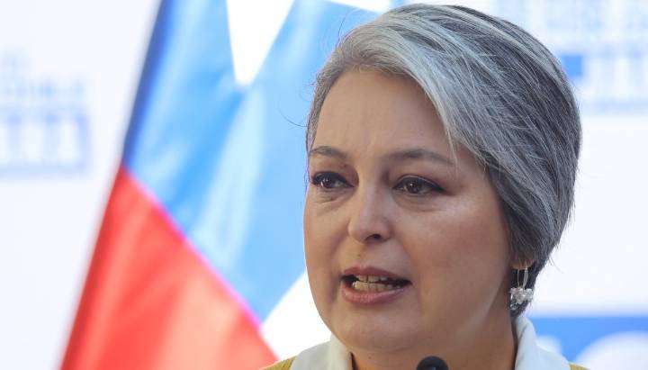 Jara se lanza contra Matthei tras dichos sobre el Plan Nacional de Búsqueda: "Demuestra ser la misma que abrazaba a Pinochet"