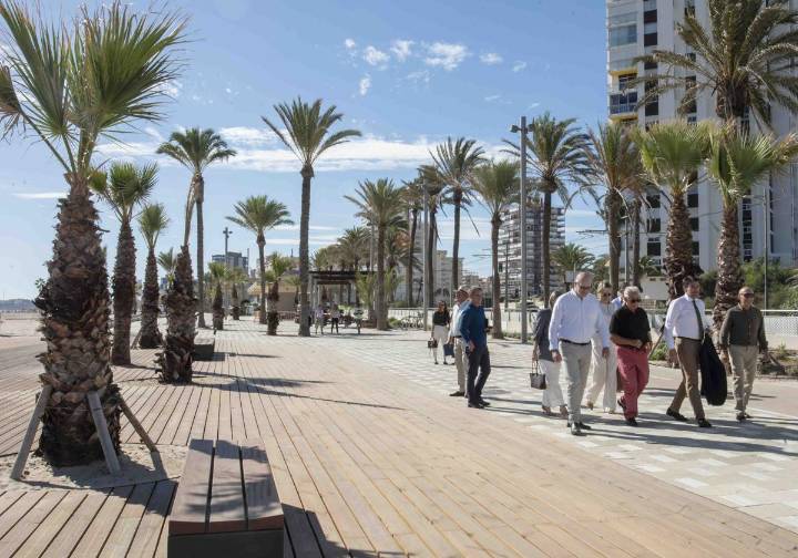 El nuevo paseo de la Playa de San Juan ya está aquí con más palmeras, sombras y acceso directo a la arena