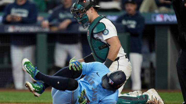 Toronto's George Springer leaves ALCS Game 5 after being hit by kneecap by pitch from Seattle's Woo