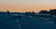VIDEO: Choque de dos aviones en aeropuerto LaGuardia en Nueva York deja un lesionado