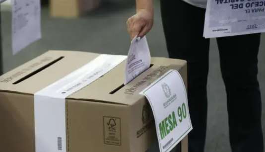 ¿Pueden los Empleados Obtener Medio Día Libre para Votar en las Consultas del Domingo 26 de Octubre?