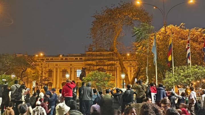 Colectivos sociales marchan en el Cercado de Lima contra el Gobierno y el Congreso