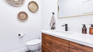 No necesitás pasar horas limpiando, el truco para mantener tu baño perfumado por más tiempo