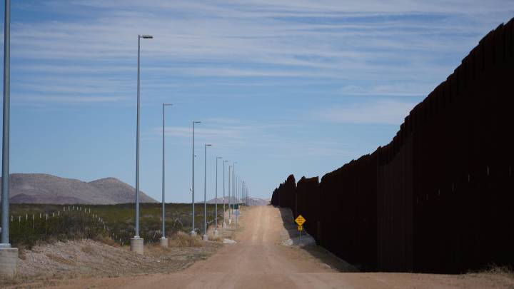 Government awards $800 million for “Smart Wall” on Arizona border