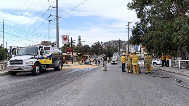 Derramó pipa 50 litros de diésel en la Ámbar