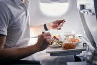 Tragedia en el aire: un pasajero fallece de manera repentina debido a un error alimentario en pleno vuelo