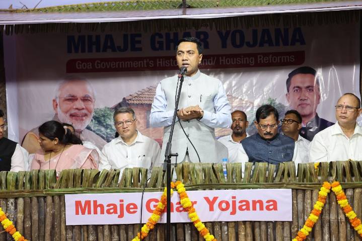 Goa CM Warns Citizens Against Fake Agents While Distributing ‘Mhaje Ghar Yojana’ Forms
