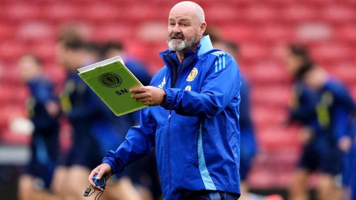Katy Perry goes unnoticed by Scotland's soccer coach as his team shares a hotel with pop star