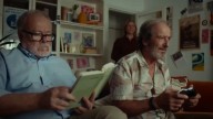 El Gobierno se ríe de los españoles con un vídeo de tres jubilados compartiendo piso: "Imagina tu futuro"