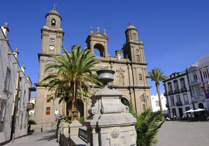 La Policía Nacional detiene a un hombre por robar en la catedral de Santa Ana y la parroquia de San Bernardo