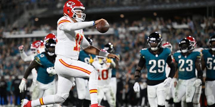 Trevor Lawrence’s wild run lifts the Jaguars to a 31-28 win over Patrick Mahomes and the Chiefs