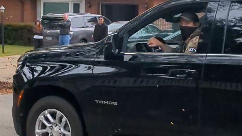 Chicago neighbors confront immigration agents