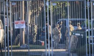Jueza ordena el retiro inmediato de polémica valla en sede migratoria cerca de Chicago