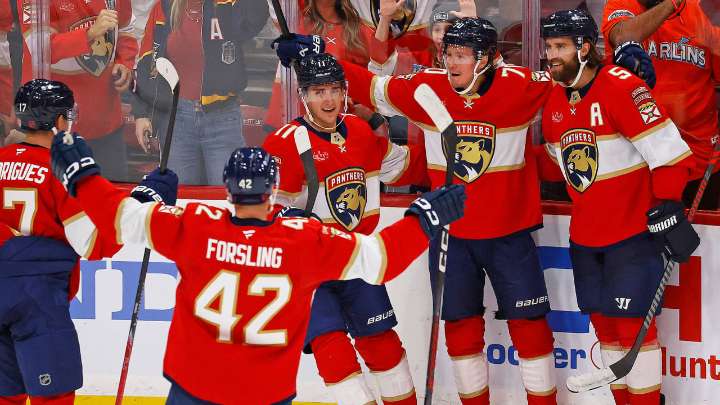 Panthers open 2nd straight Stanley Cup defense with win against Blackhawks