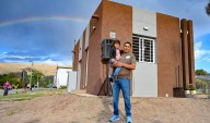 Claudio Poggi entregó las llaves de la casa propia a familias de Villa Larca, Villa del Carmen y Concarán