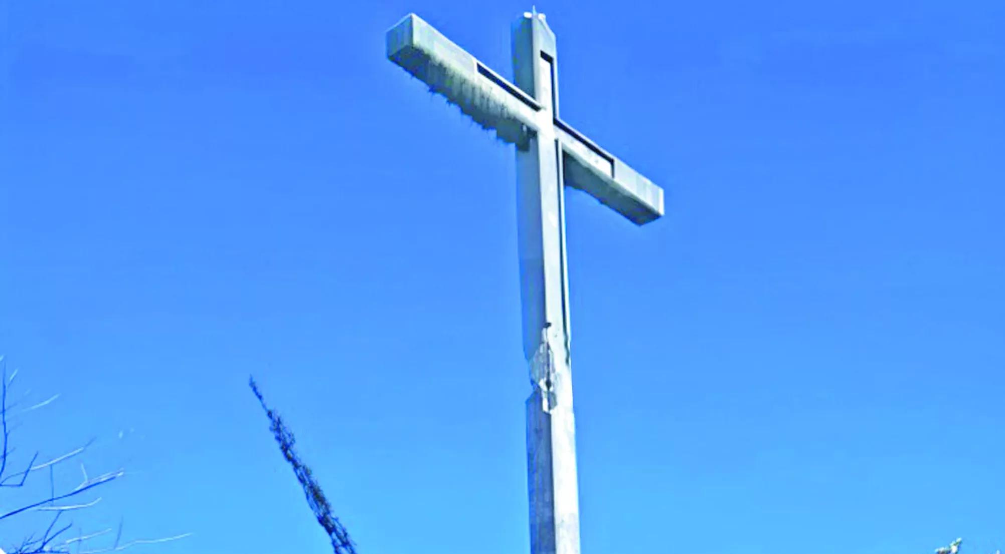 El Guardián de la Montaña: Misterios y Fe en la Cruz Mayor