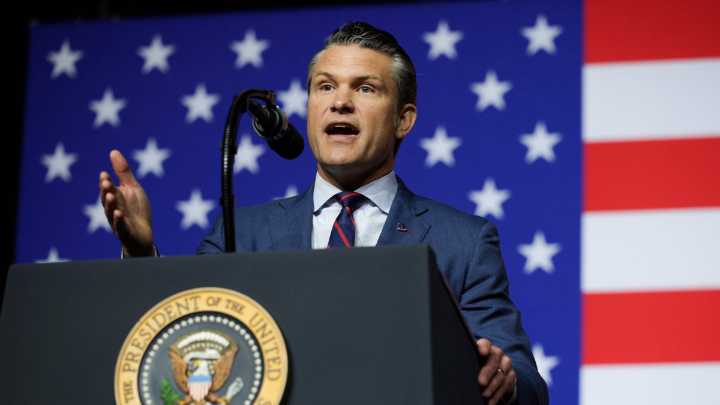 El avión del secretario de Defensa de Estados Unidos, Pete Hegseth, aterriza de emergencia en Reino Unido por una grieta en el parabrisas