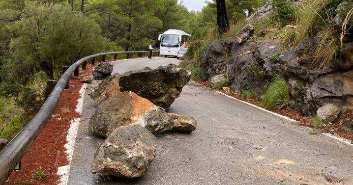 Susto en la carretera de Sa Calobra tras la caída de una gran piedra