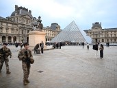 Revelador video: un turista filmó a uno de los ladrones del Louvre cerca de la vitrina de las joyas robadas
