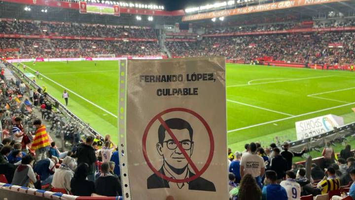 Las protestas de la afición del Real Zaragoza llegan hasta El Molinón