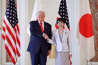 Estados Unidos y Japón firman acuerdos limitados en minerales y defensa
