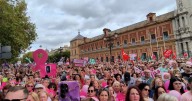 Miles de personas se echan a las calles para pedir la dimisión de Moreno Bonilla por los cribados