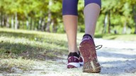 Científicos explican por qué caminar hacia atrás logra cambiar considerablemente el cuerpo humano